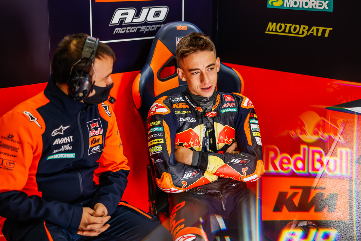 Acosta_Moto3_Spain_box.jpg
