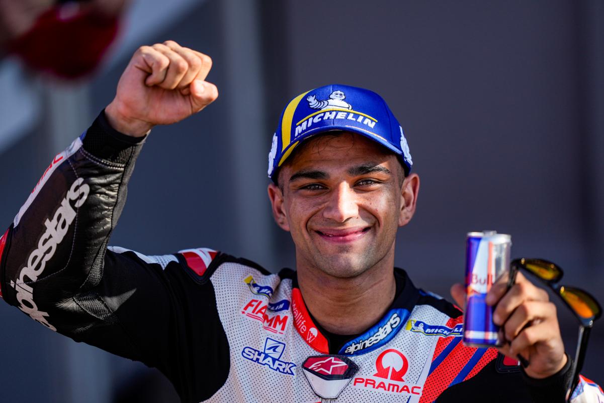 Oloi-sta-podia-Martin-rgt4.jpg