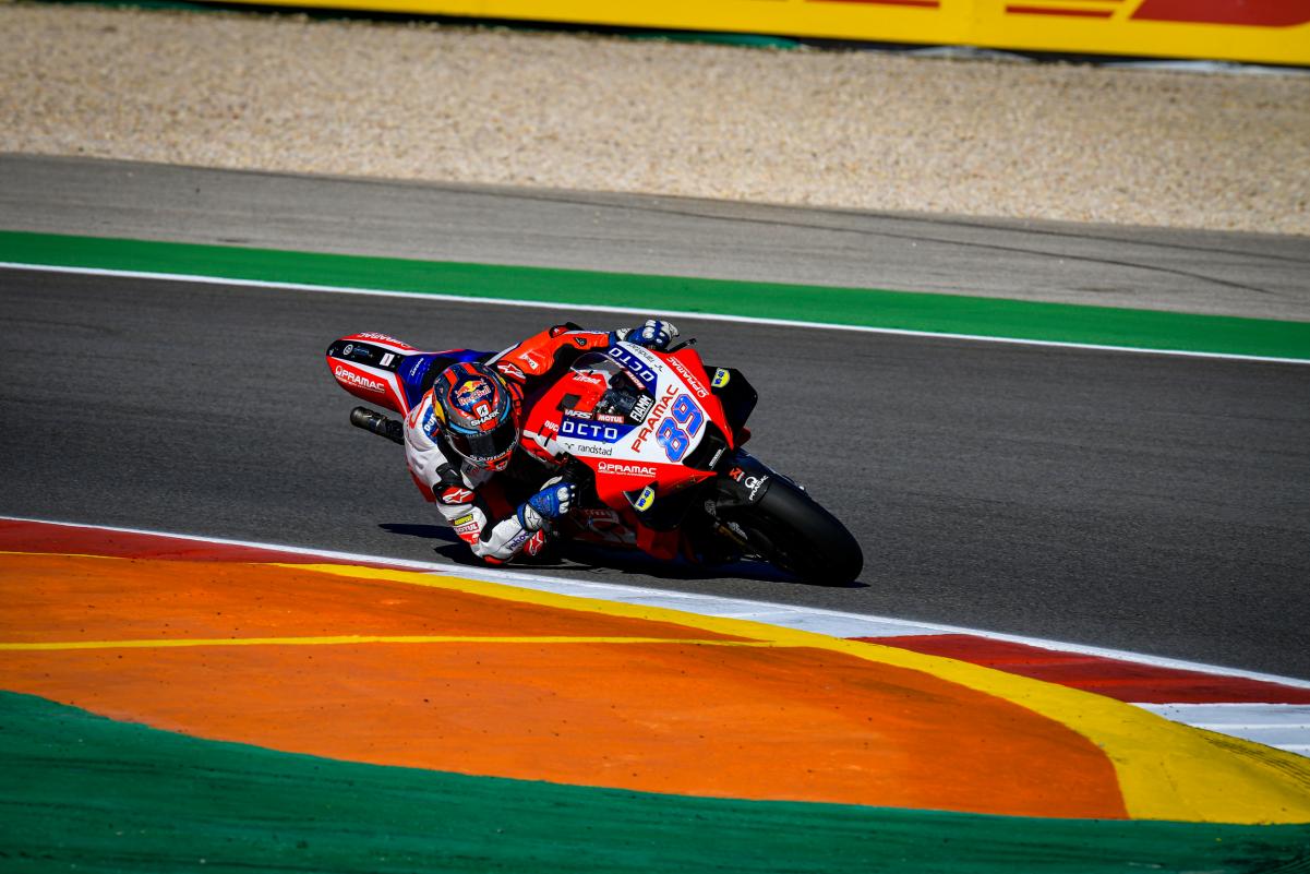 Oloi-sta-podia-Martin-rgt5.jpg