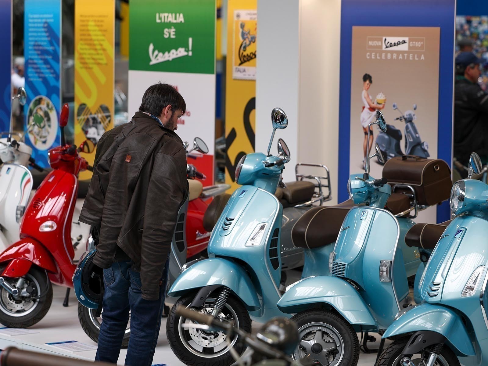 Vespa_all_over_the_World_b.jpg