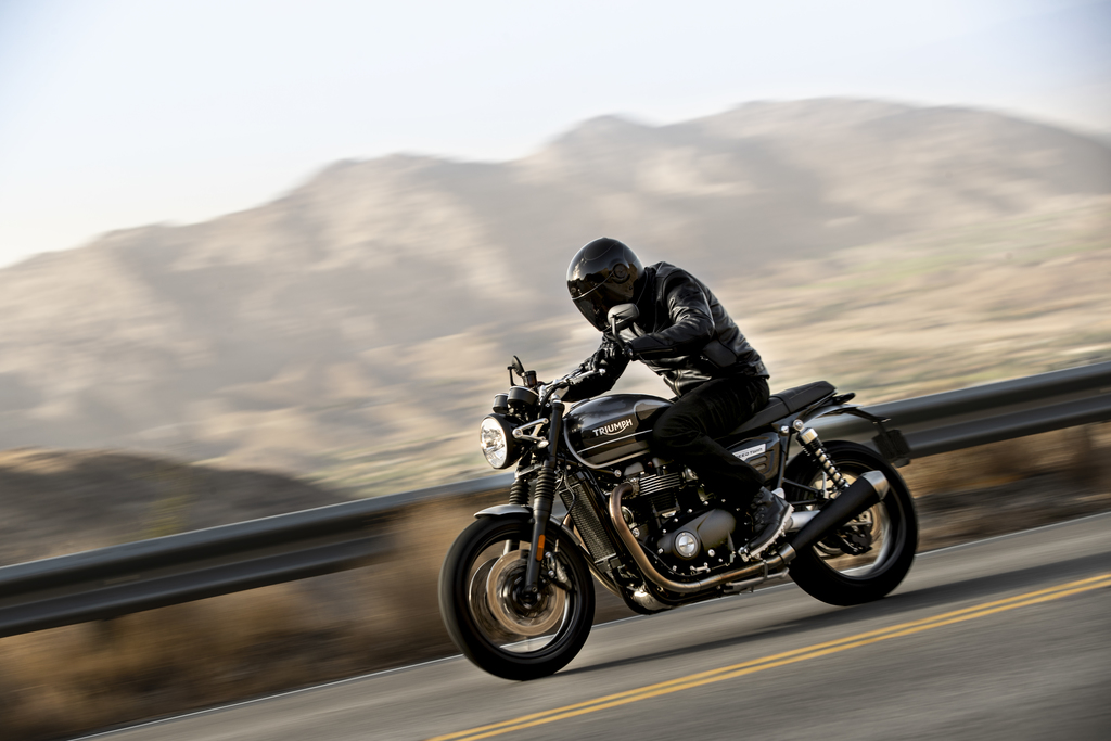 2019 SPEED TWIN Riding 3