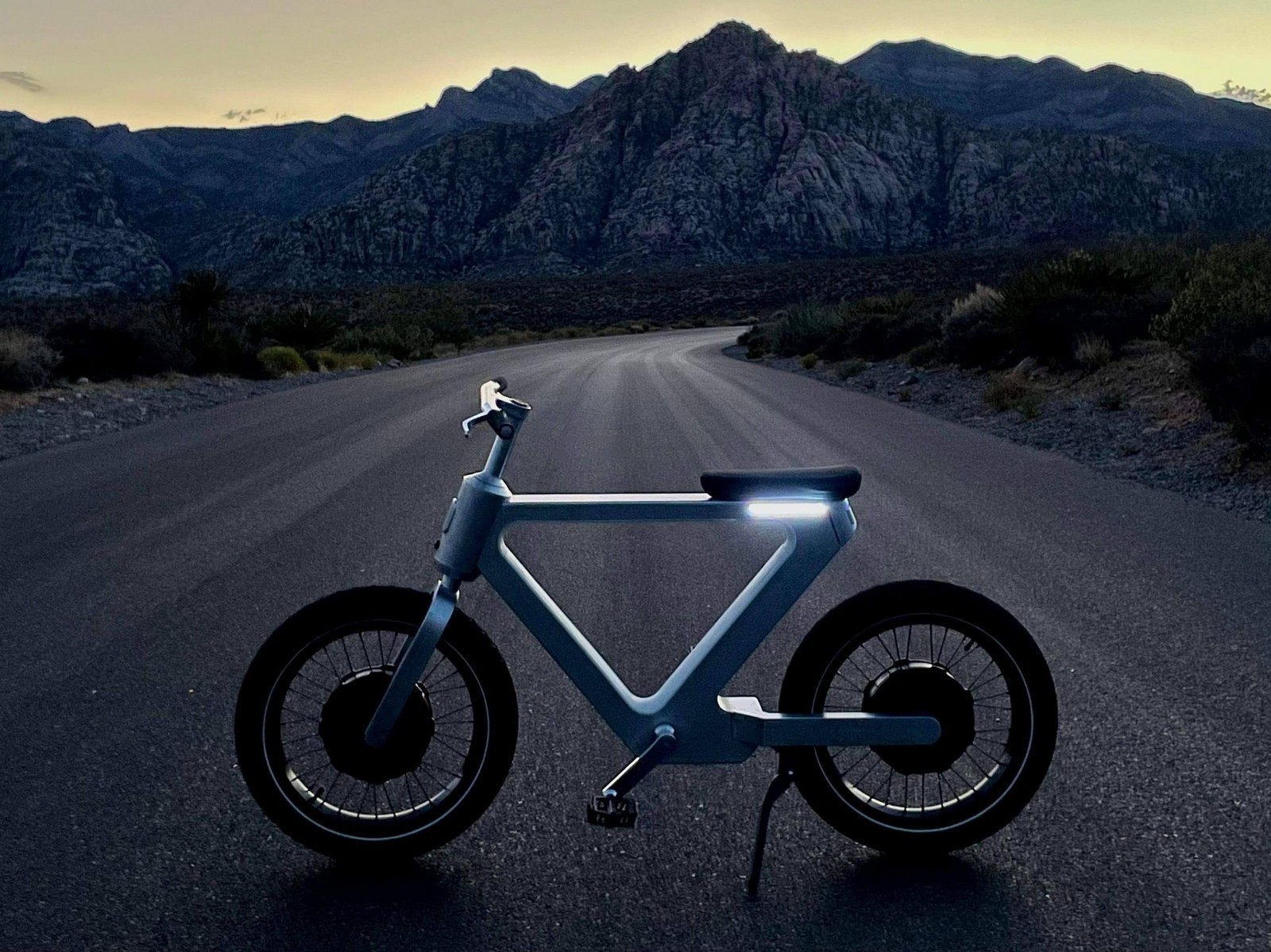 cybertruck-inspired-bike-is-ai-optimized-rides-itself-and-is-fully-controlled-by-software_6.jpg