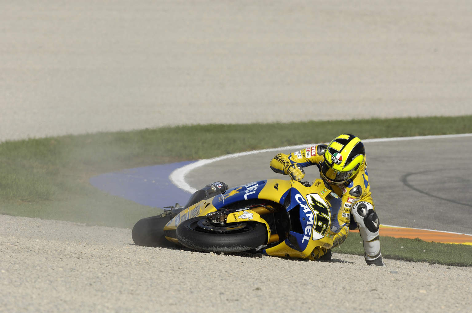 rossi_crash_valencia_2006_ghy.jpg