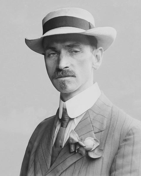 800px Glenn Curtiss 1909 cropped
