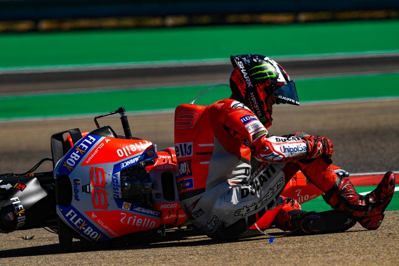 aragon18 lorenzo crash 5