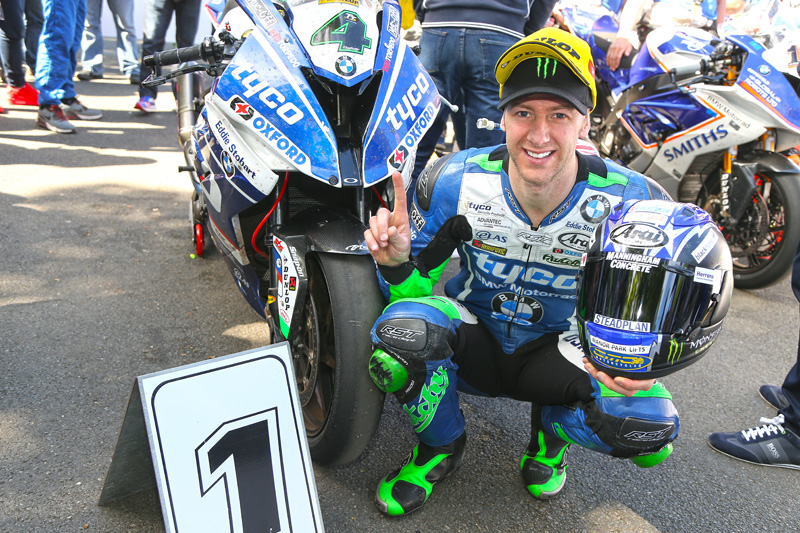 Ian Hutchinson - Έσπασε το πόδι του στον αγώνα Senior TT στο Isle of Man