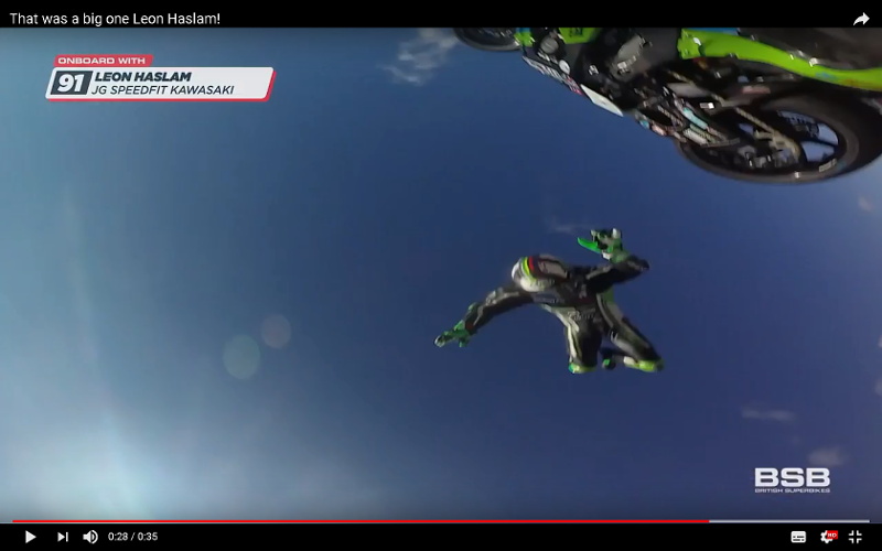 Video - Όχι, δεν κάνει Skydive ο Leon Haslam... highside τρώει!