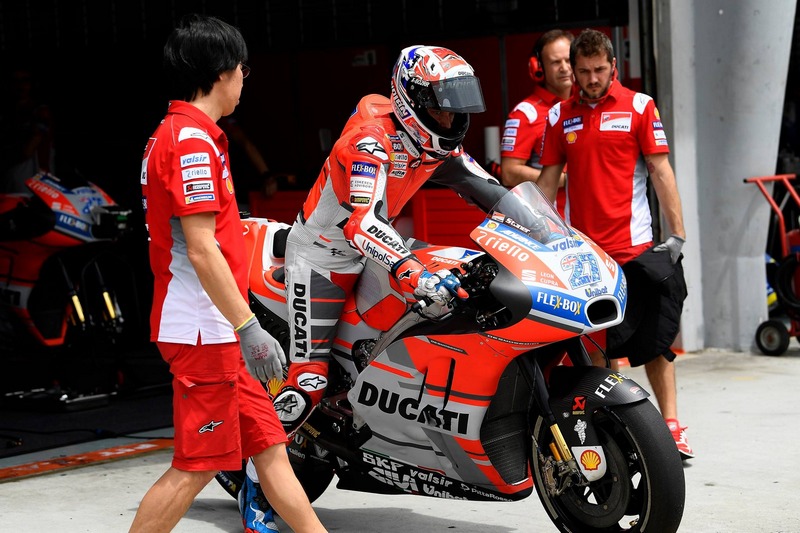 casey stoner ducati gp18 sepang 1