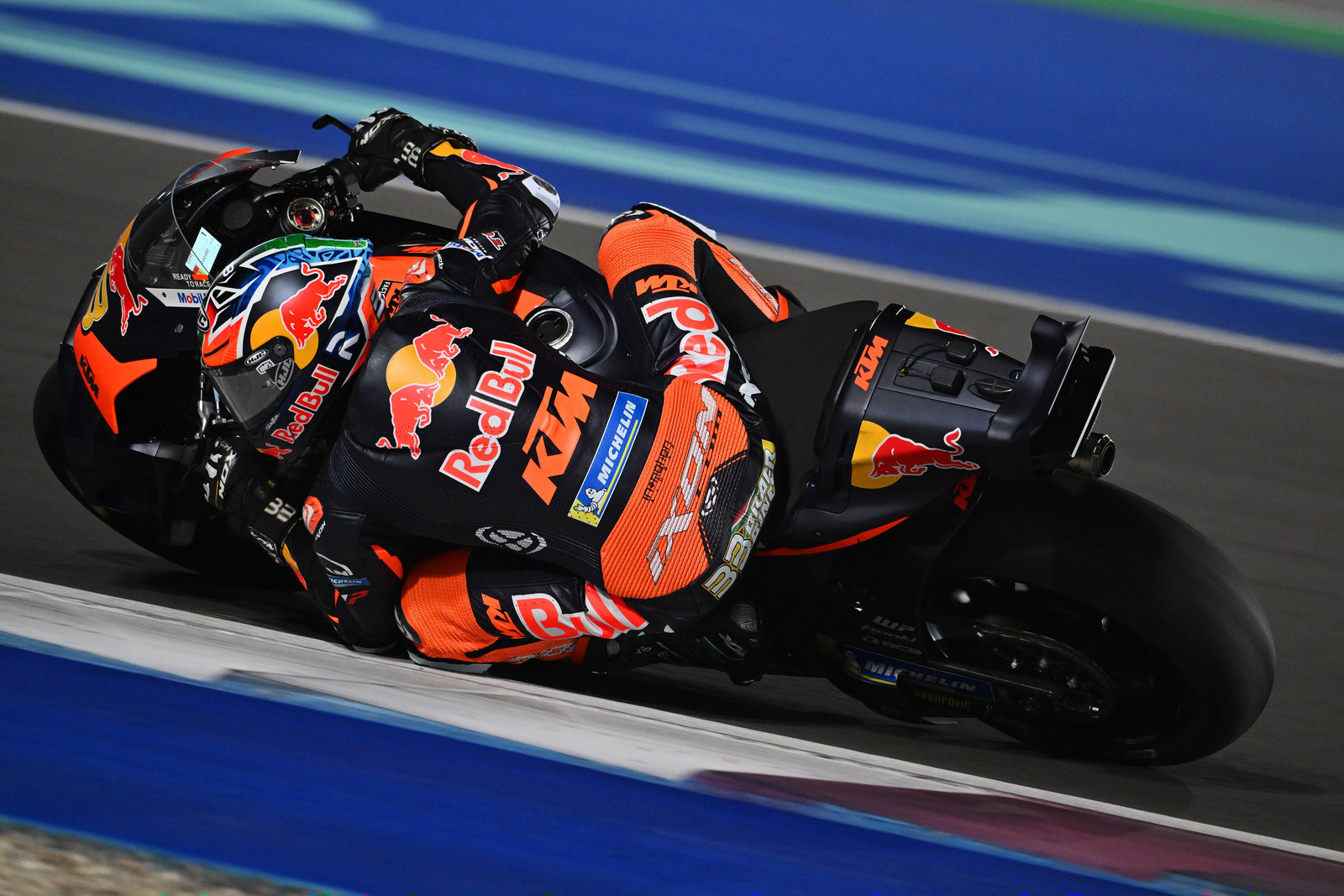 Brad Binder RSA Red Bull KTM Factory Racing KTM MotoGP Test Doha 2024 (Losail Circuit) 19-20.02.2024 foto: Lukasz Swiderek www.photoPSP.com @photopsp_lukasz_swiderek2024 Bandiera ufficiale del test Qatar MotoGP™
