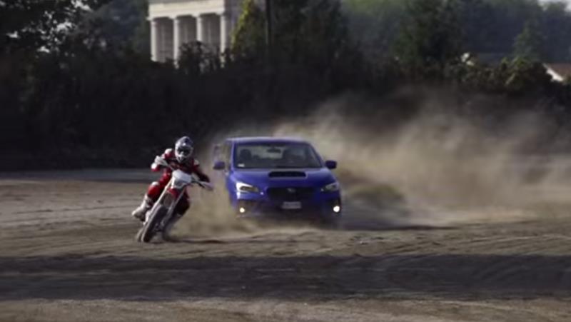 Honda CRF 450R Supermoto vs Subaru Impreza WRX STI 2015 - Video