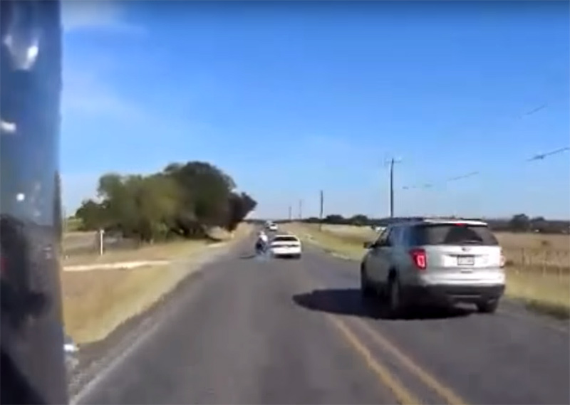 Οδηγός αυτοκινήτου χτυπάει σκόπιμα (;) μοτοσυκλέτα - Video
