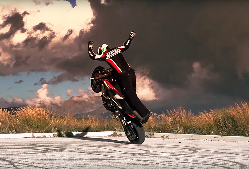 Εξαιρετικά στιλιζαρισμένο Stunt video με Yamaha MT-09 - Video