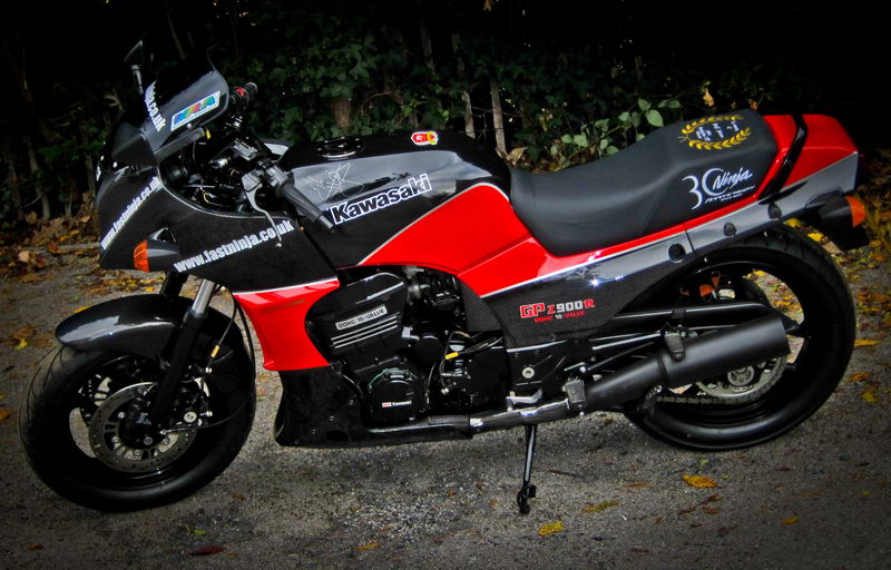 Kawasaki GPZ900R - Fast Ninja