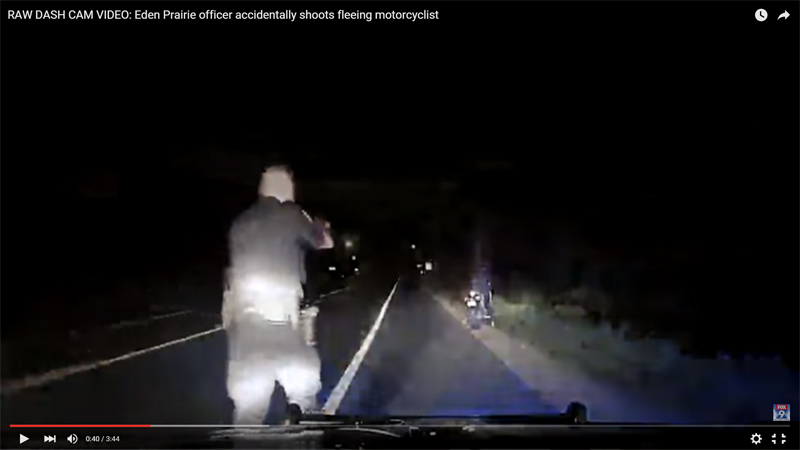 Αστυνομικός πυροβολεί κατά λάθος αναβάτη μοτοσυκλέτας - Video
