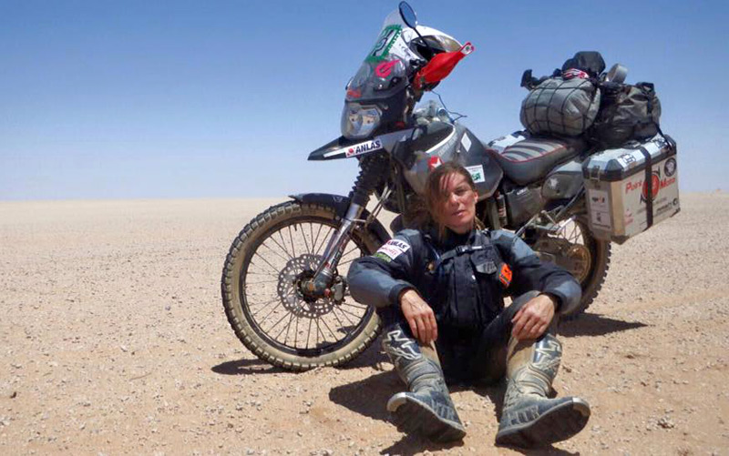 Judith Obaya: η πρώτη γυναίκα που διέσχισε τη Sahara με μοτοσυκλέτα