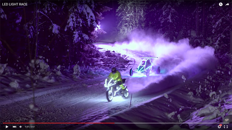 LED Light Race με μοτοσυκλέτα και φορμουλάκι στο χιόνι - Video