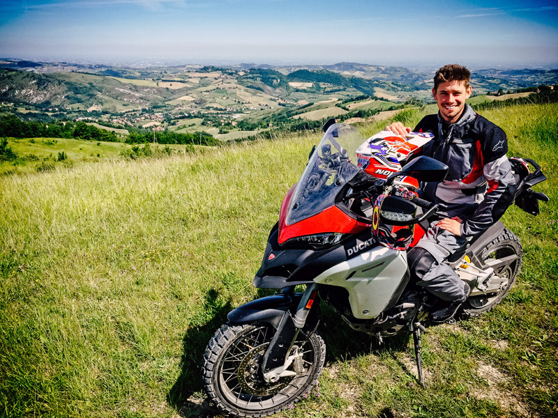 O Casey Stoner οδηγεί το Ducati Multistrada 1200 Enduro