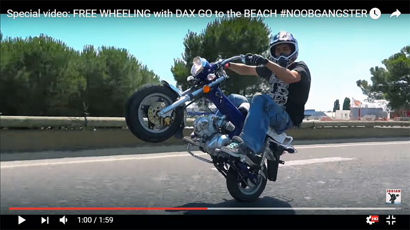 Σούζες με Honda DAX καθ&#039; οδόν προς την παραλία - Video