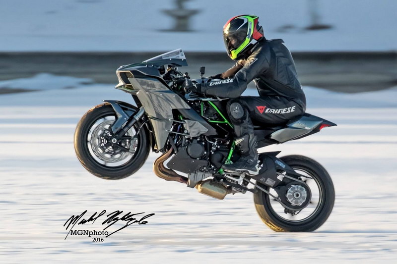 Kawasaki Ninja H2R - Απόπειρα για ρεκόρ ταχύτερης σούζας στον πάγο!