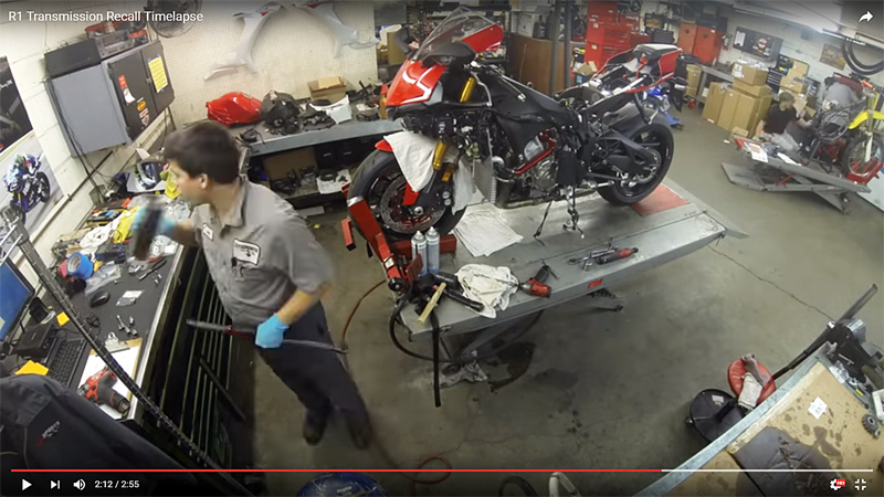 Αλλάζοντας κιβώτιο σε Yamaha YZF-R1 - Time lapse video