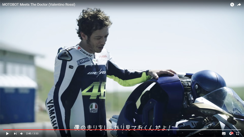 O Valentino Rossi συναντά το Motobot της Yamaha - Video