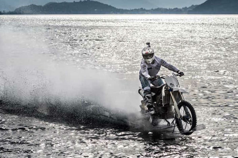 Ρεκόρ διάσχισης… λίμνης με μοτοσυκλέτα!