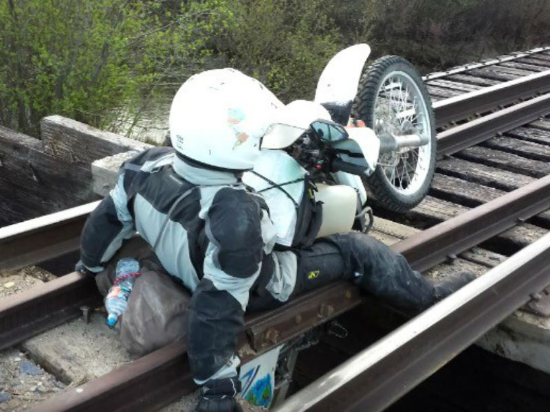 Video – Αναβάτης “σφήνωσε” σε γέφυρα τρένου
