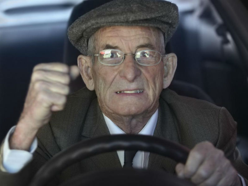 Έρευνα – Ηλικιωμένοι οδηγοί προσαρμόζονται καλύτερα στις κυκλοφοριακές συνθήκες
