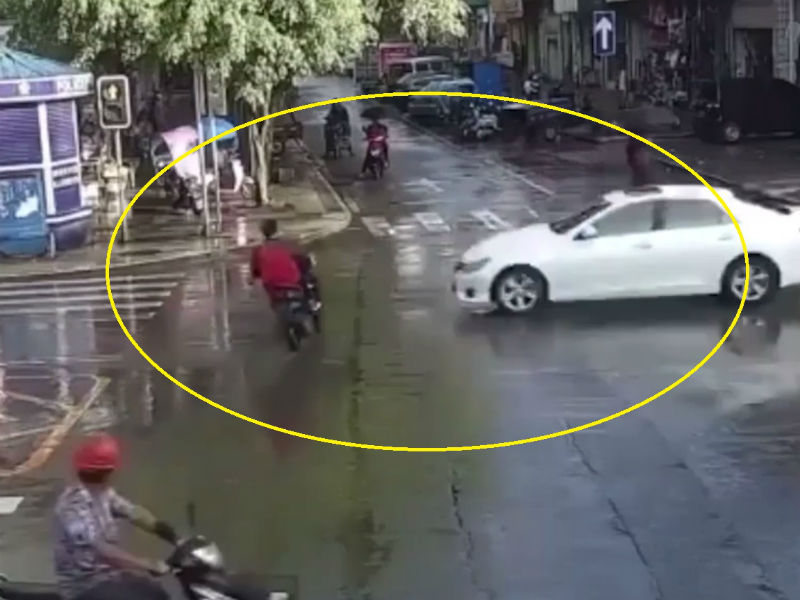 Video – Τρακάρει με αμάξι και προσγειώνεται στα πόδια του!