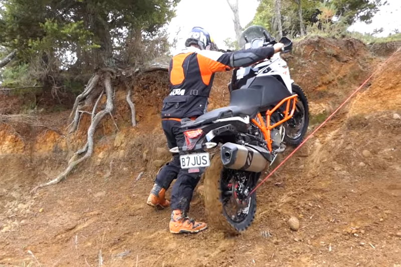 Chris Birch: Ανεβάζοντας Adventure bike σε ανηφόρα με αυτοσχέδιο "εργάτη" - Video