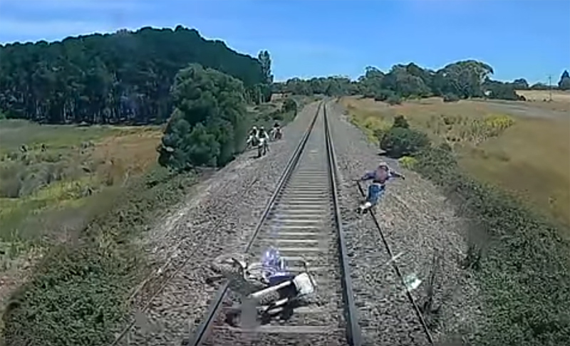 Τρένο πατάει μοτοσυκλέτα, κι ο αναβάτης γλιτώνει στο τσακ - Video
