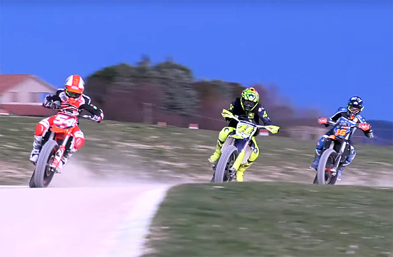 O Valentino Rossi σε επική Dirt Track μάχη  - Video