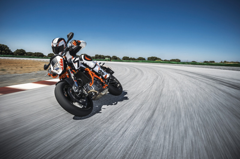 66781 690 Duke MY 2015 Action