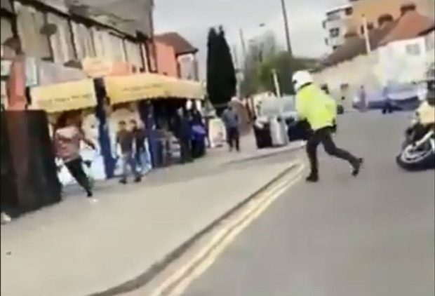 Video - Πεζός ρίχνει κάτω αστυνομικό που οδηγά μοτοσυκλέτα