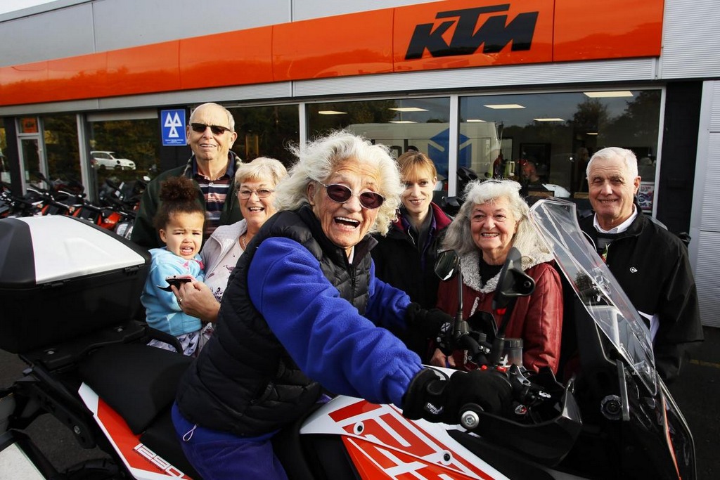 Γιόρτασε τα 100α της γενέθλια βολτάροντας με KTM 1290 Super Adventure S!