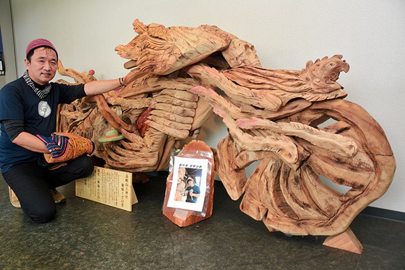 Μοτοσυκλέτα φτιαγμένη από δέντρα που επιβίωσαν από την ατομική βόμβα