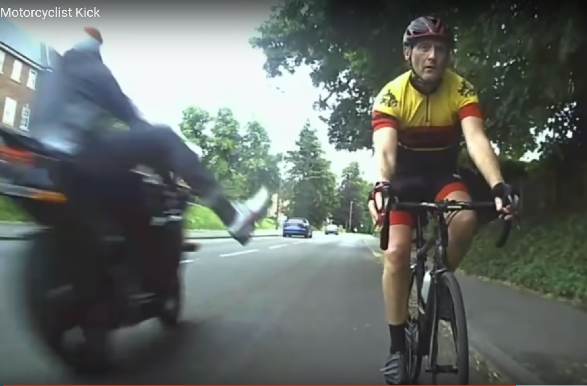 Video - Μοτοσυκλετιστής προσπαθεί να κλωτσήσει ποδηλάτες