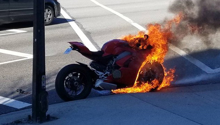 Φλεγόμενο Ducati Panigale V4 προκαλεί ανάκληση