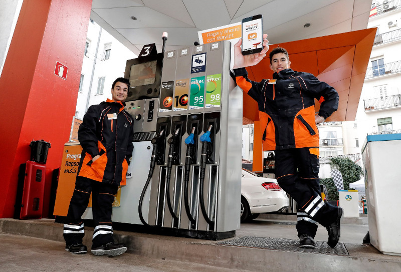VIDEO - Marc Marquez &amp; Dani Pedrosa υπάλληλοι σε βενζινάδικο!