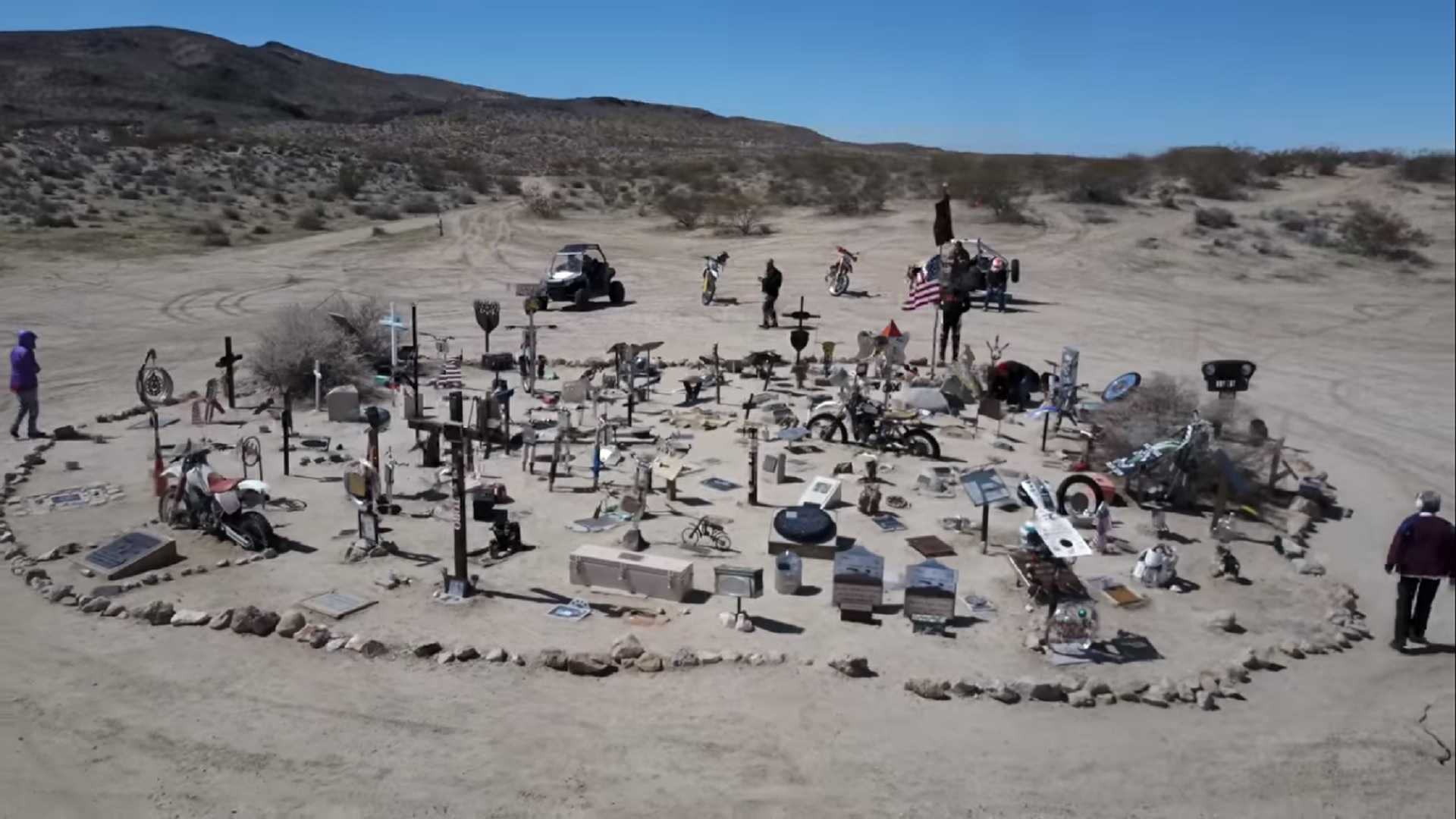 Husky Monument – Το μνημείο των αναβατών στην μέση της ερήμου