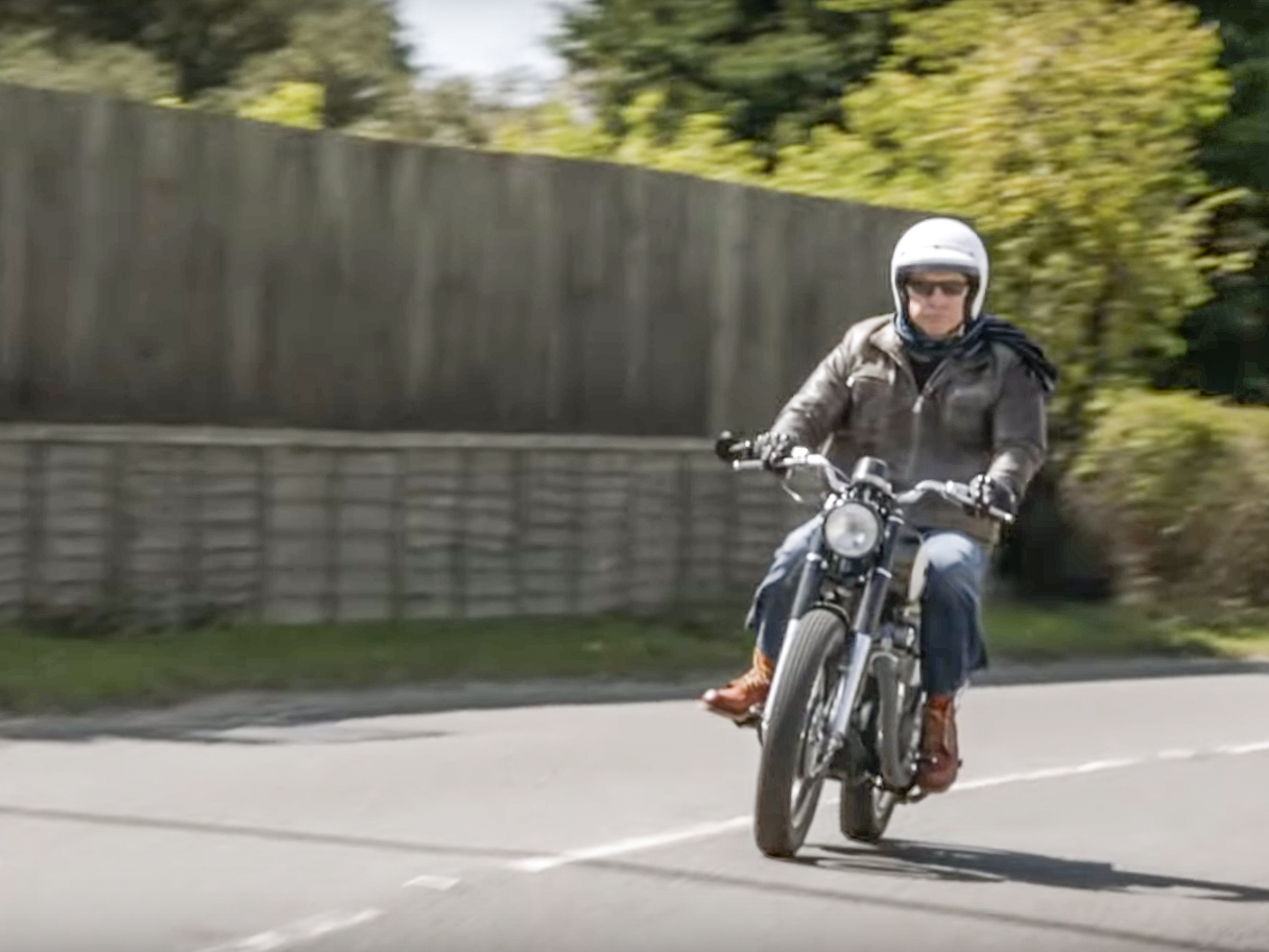 O Mark Knopfler οδηγά μοτοσυκλέτα σε video clip