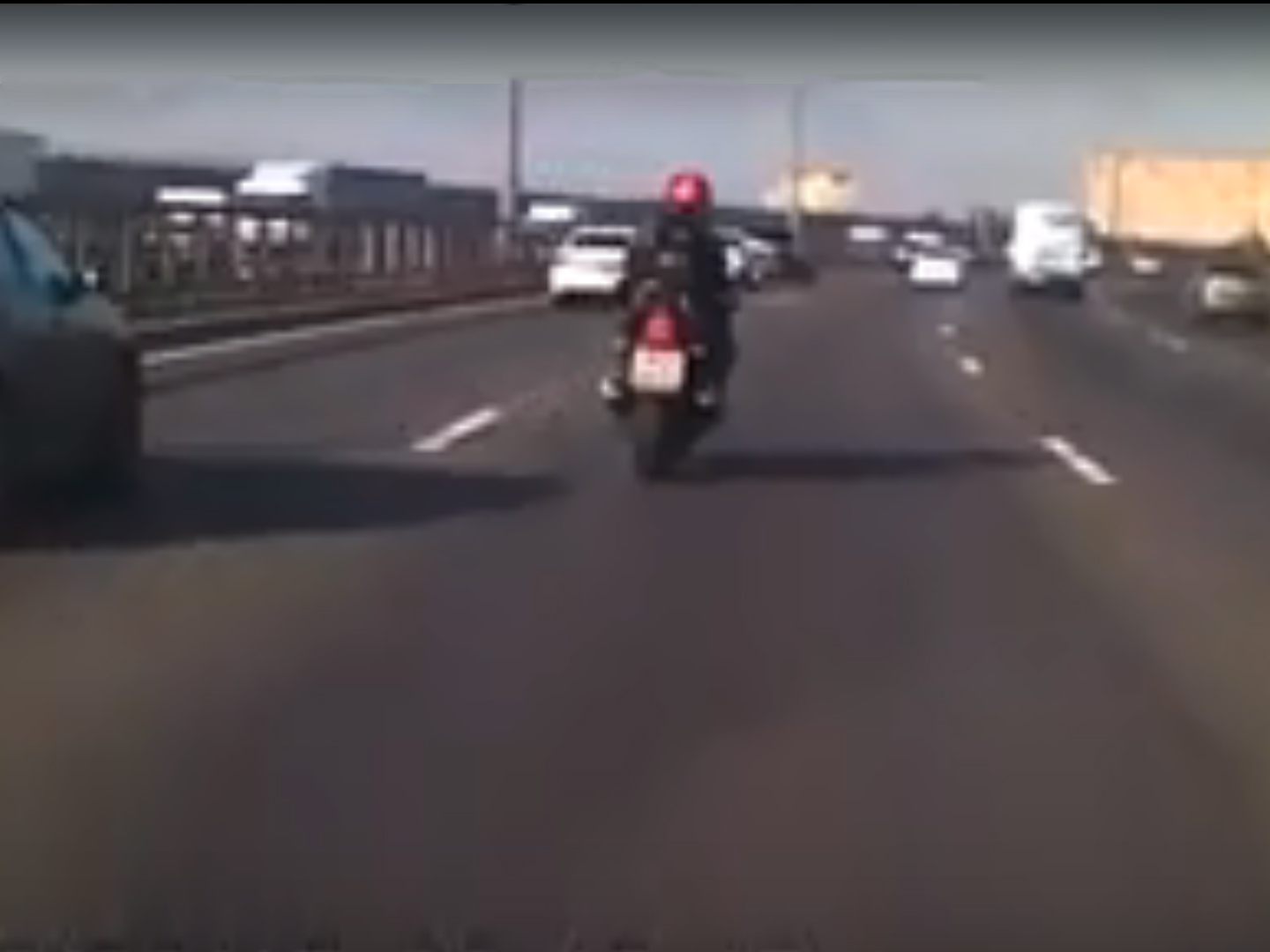 Video - Οδηγός αυτοκινήτου προστατεύει μοτοσυκλετιστή