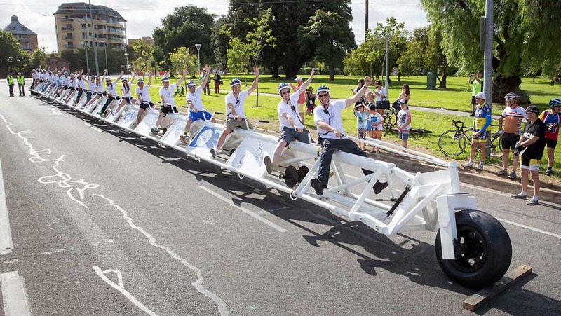 Το μακρύτερο ποδήλατο του κόσμου - ρεκόρ Guinness - Video