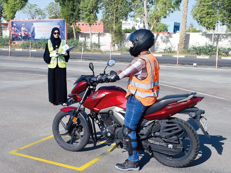 Η πρώτη γυναίκα εξετάστρια οδήγησης μοτοσυκλετών στο Ντουμπάι