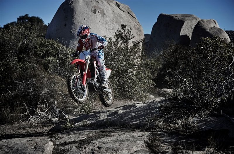 76104 17YM CRF450RX web