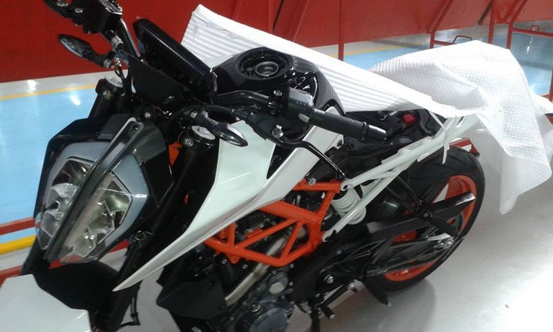 KTM 390 Duke 2017: Spy pic δείχνει νέο προβολέα