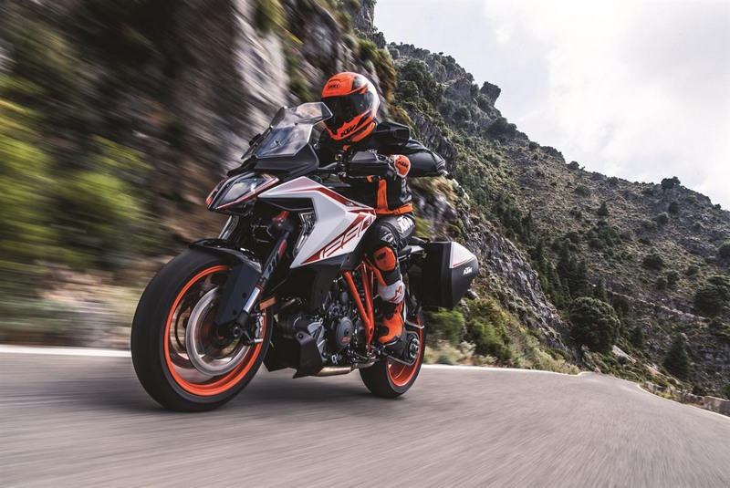 ktm 1290 super duke gt 2019 25
