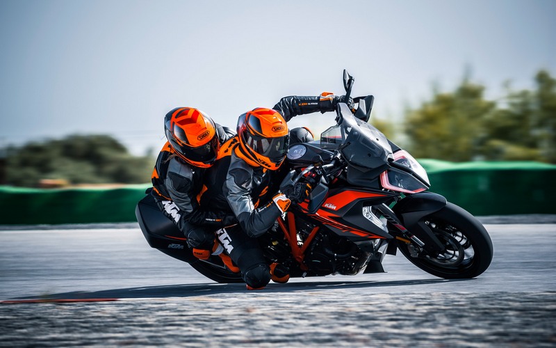 ktm 1290 super duke gt 2019 32