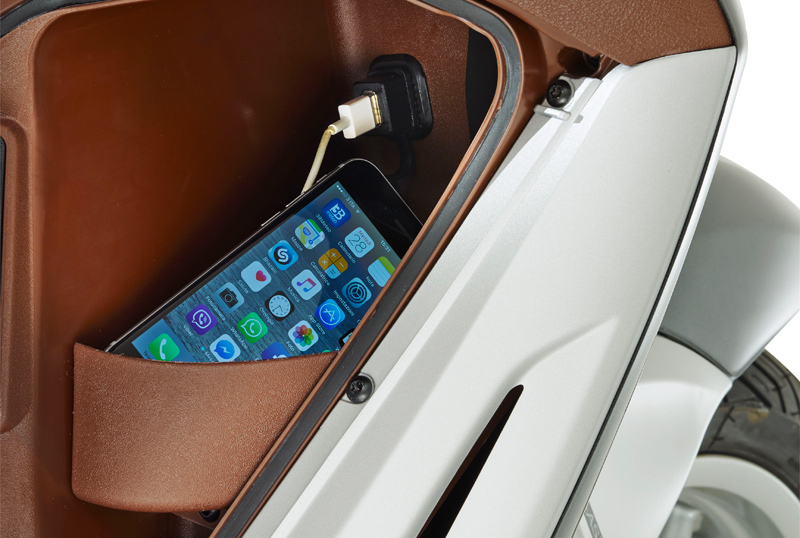 Piaggio Beverly 300 USB connection2