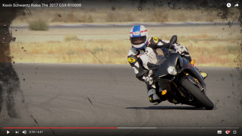 O Kevin Schwantz οδηγεί το Suzuki GSX-R1000R του 2017 - Video